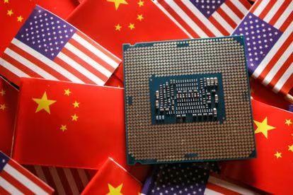 Descubre cómo el conflicto China-EE.UU. sobre semiconductores afecta el comercio y la seguridad. Análisis de tensiones y su impacto global.