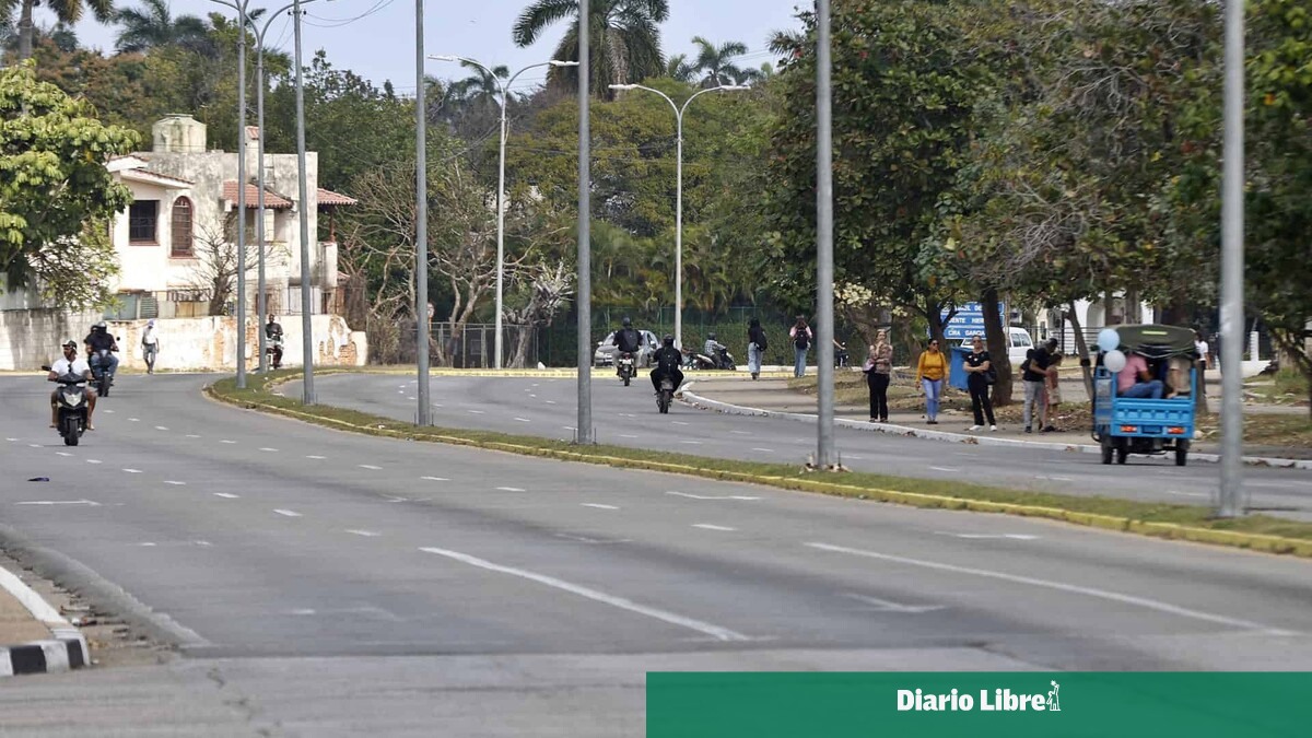 Caen viajeros cubanos en el exterior: Análisis actual