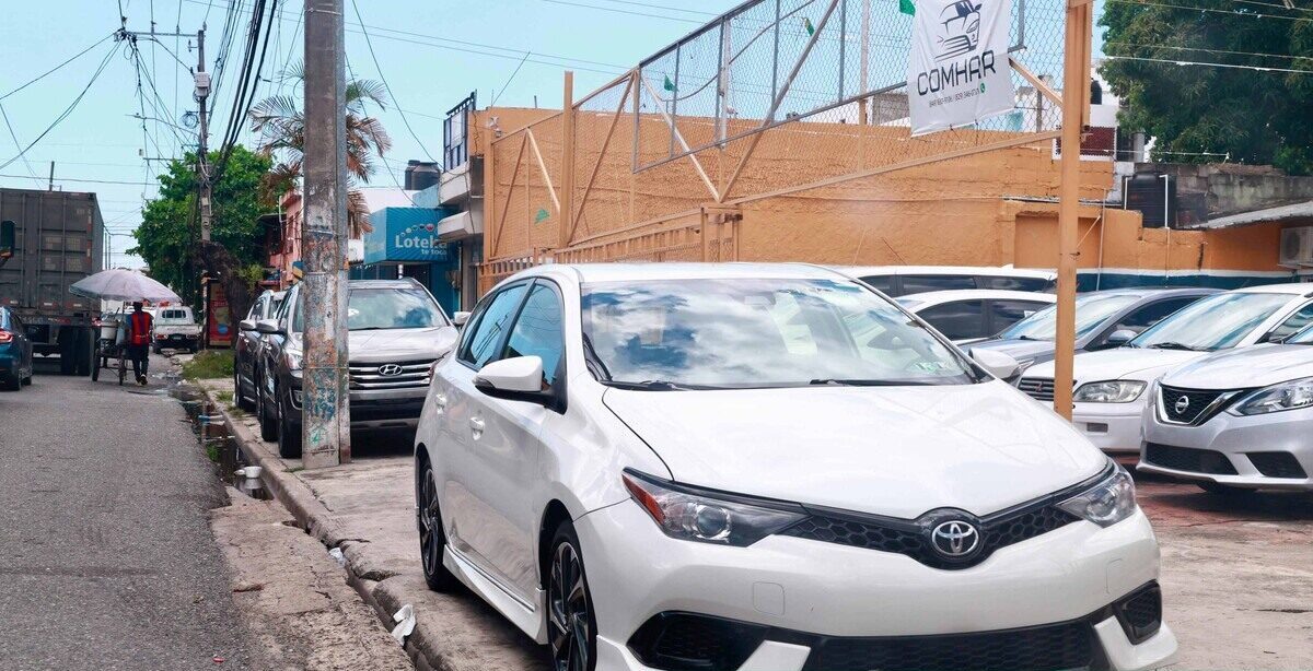 Caída en importaciones de vehículos: Análisis 2026