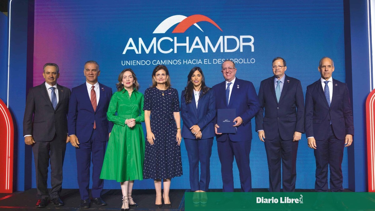 Ministro de Economía presenta nueva ley fiscal al Congreso