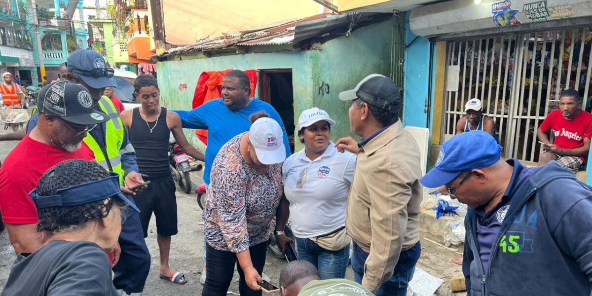 Aracena evalúa daños en Santo Domingo Oeste.