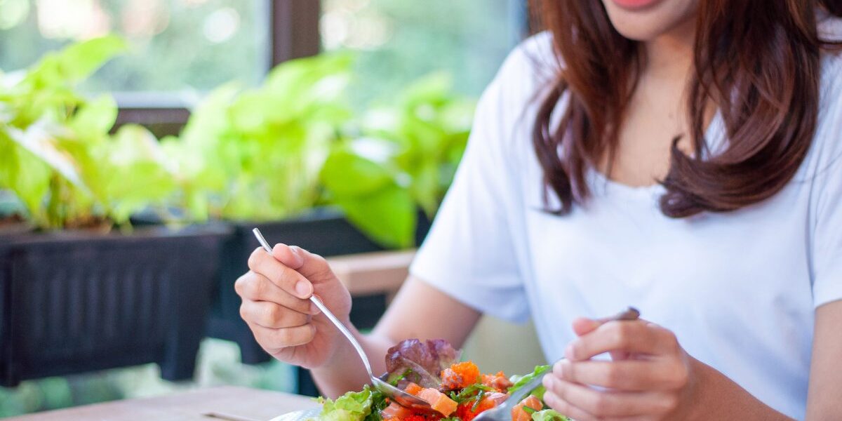 Comer saludable hoy: frutas y verduras frescas.
