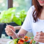 Comer saludable hoy: frutas y verduras frescas.