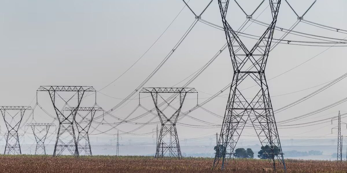 Crecimiento de la demanda eléctrica global en 2025 impulsado por vehículos eléctricos y energía solar.