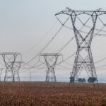 Crecimiento de la demanda eléctrica global en 2025 impulsado por vehículos eléctricos y energía solar.