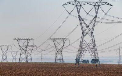 Crecimiento de la demanda eléctrica global en 2025 impulsado por vehículos eléctricos y energía solar.