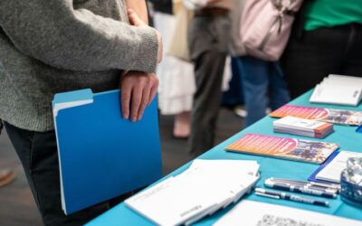 Desempleo juvenil en EE.UU. afecta graduados buscando trabajo.