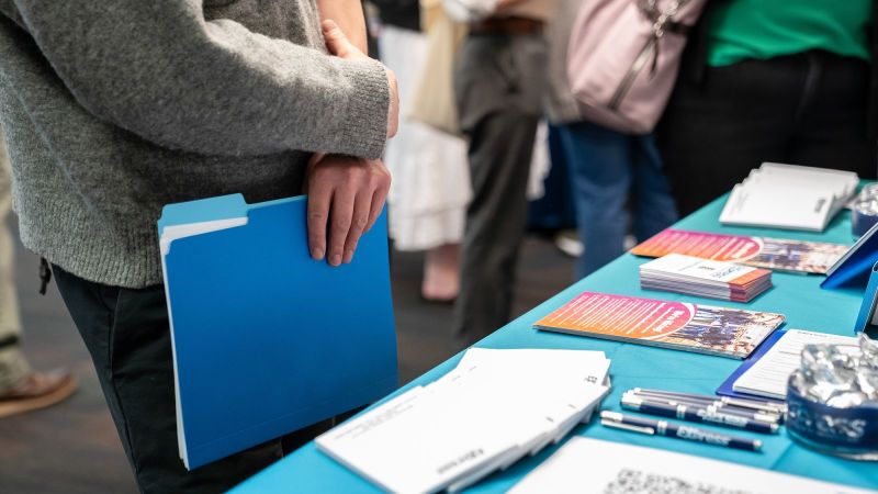 Desempleo juvenil en EE.UU. afecta graduados buscando trabajo.