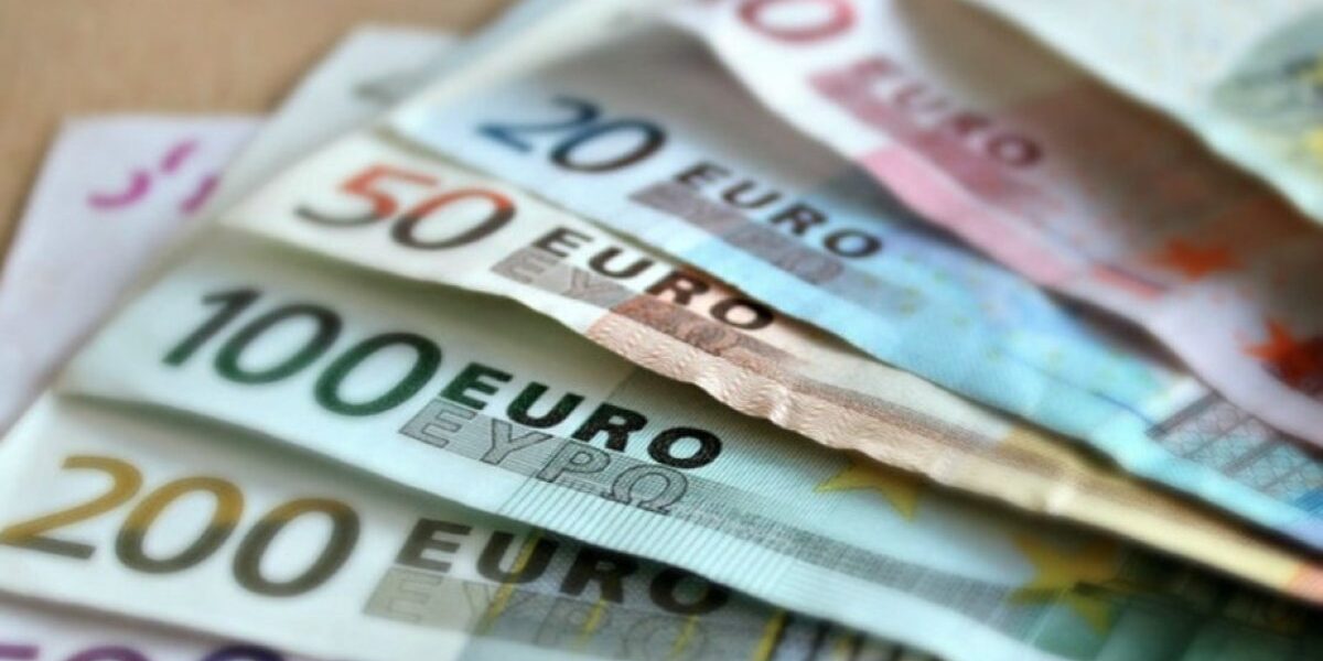 Gráfica del euro subiendo a 1,18 dólares