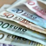 Gráfica del euro subiendo a 1,18 dólares