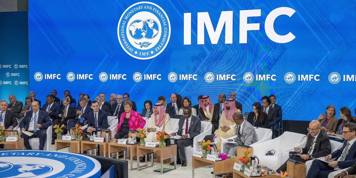 Gráfica del gasto militar global y su impacto económico según el FMI.