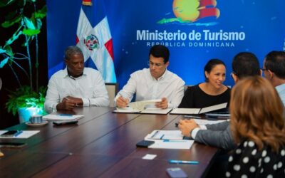 Turismo moderniza guías turísticos con tecnología avanzada.