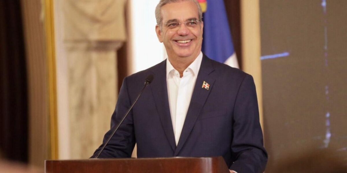 Abinader galardonado en Miami por su compromiso con la libertad.