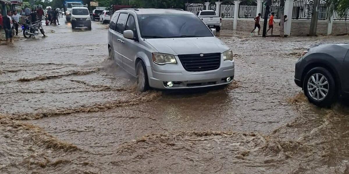 Inundaciones en Santo Domingo provocadas por lluvias intensas.