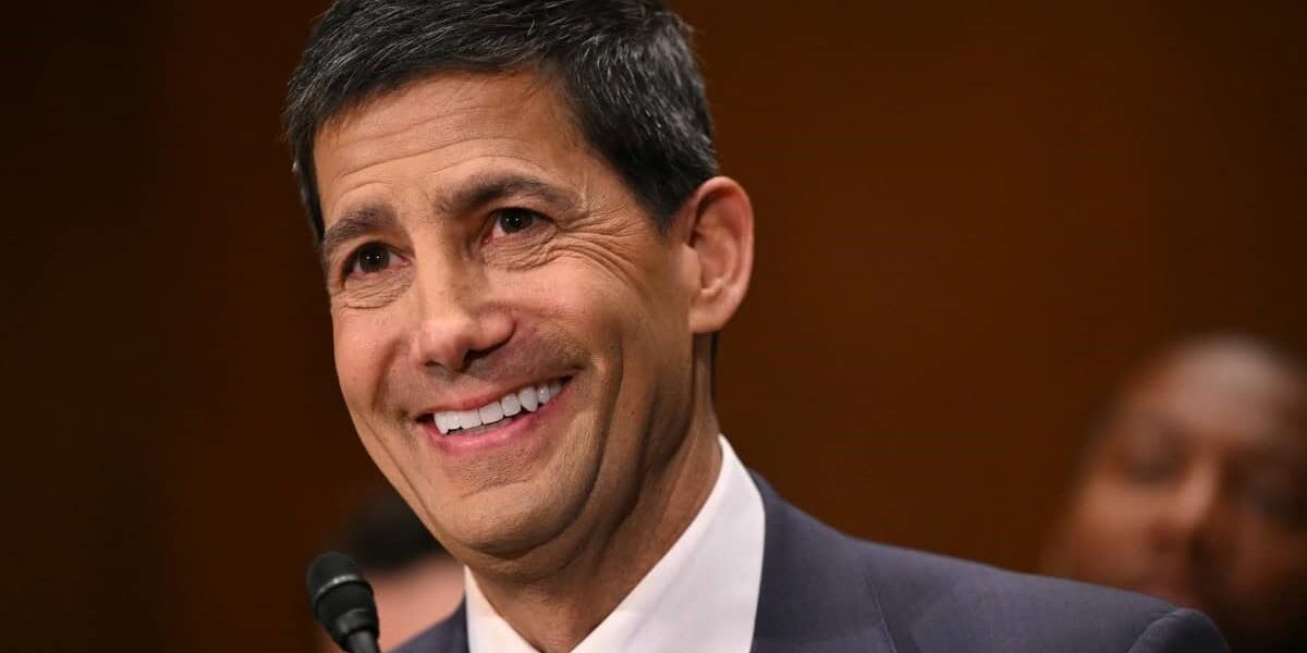 Kevin Warsh asume liderazgo de la Fed