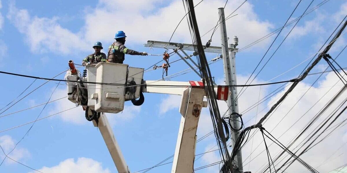 Rehabilitación eléctrica en Los Tres Brazos por Edeeste