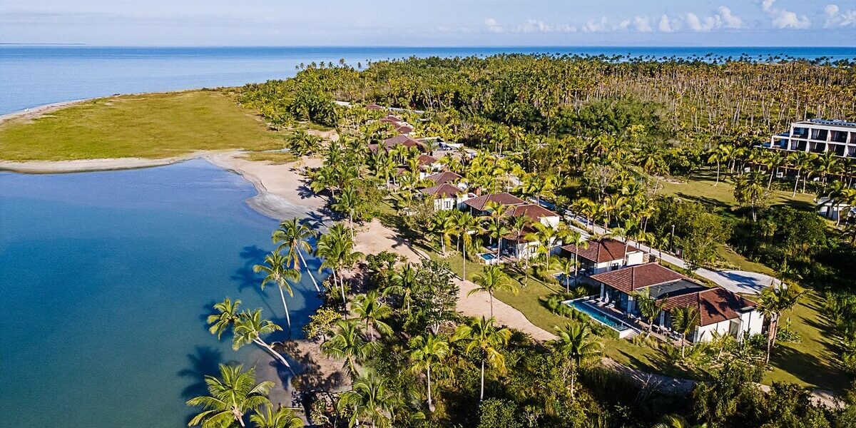 Bungalows de lujo en Playa Esmeralda con vistas al océano