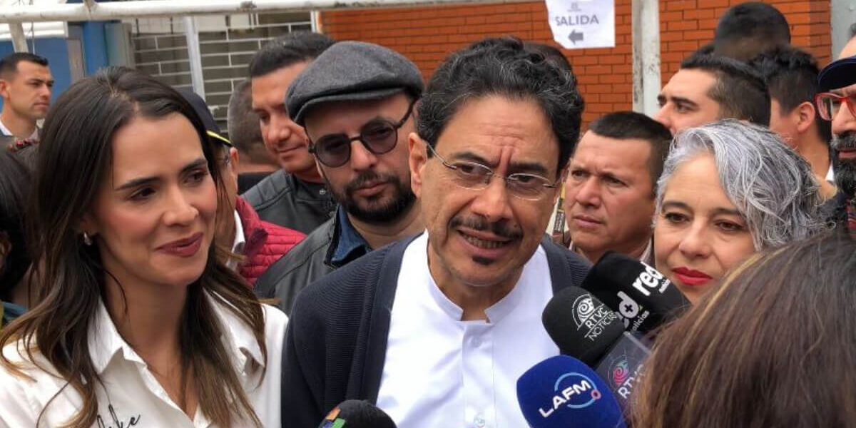 Iván Cepeda votando en elecciones Colombia