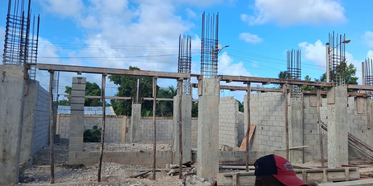 Construcción de aulas avanza en la frontera.