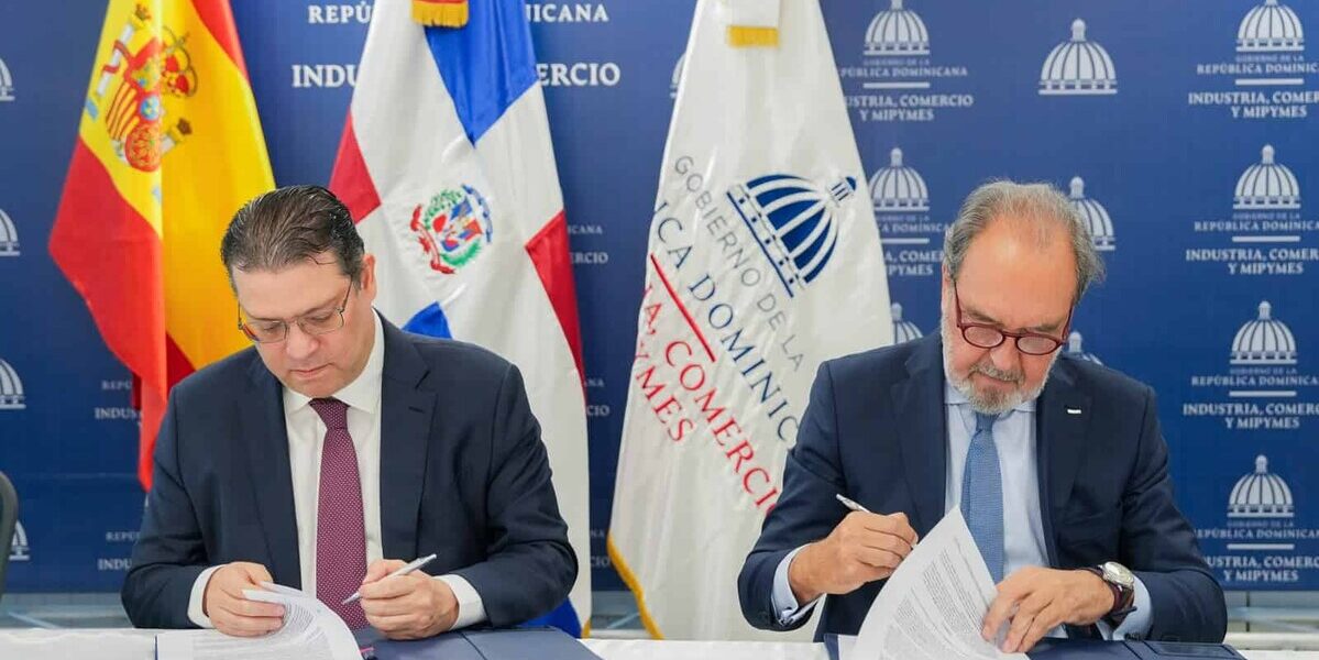 Firma del convenio de inversión entre España y República Dominicana