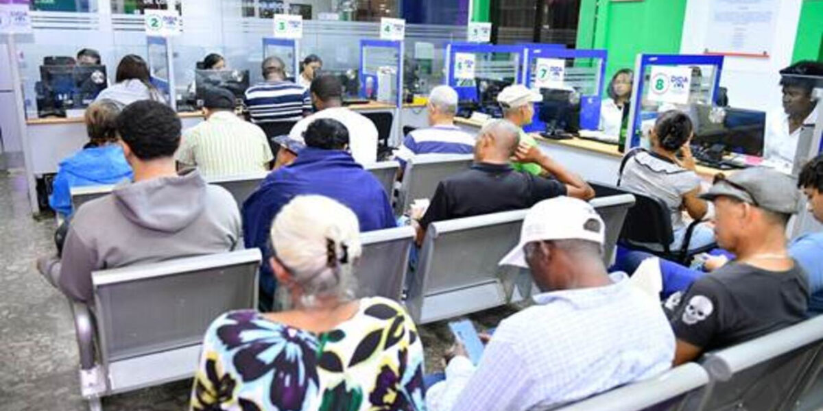 Docentes reciben fondos por doble cotización
