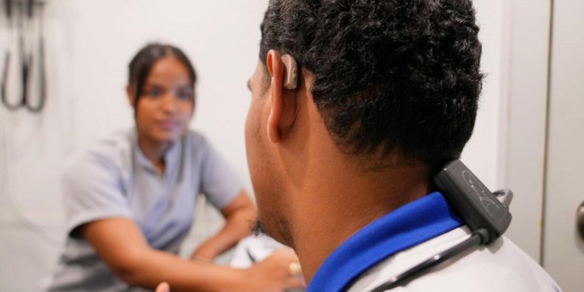 Estudiantes beneficiados con dispositivos auditivos por INABIE