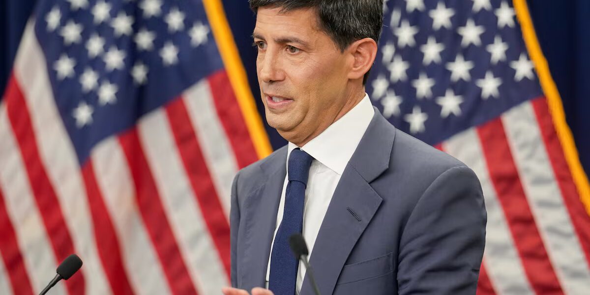 Kevin Warsh impacta el valor del dólar frente al oro y bitcoin.