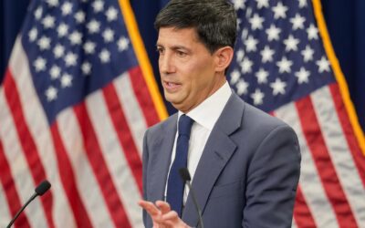 Kevin Warsh impacta el valor del dólar frente al oro y bitcoin.