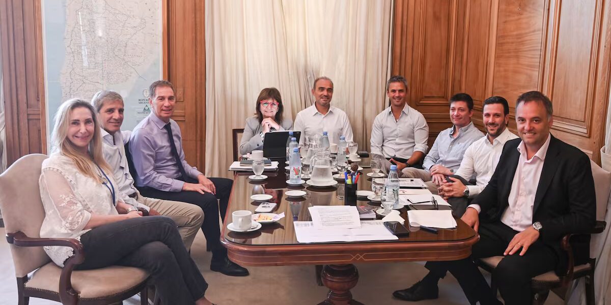 Manuel Adorni en controversia de gabinete