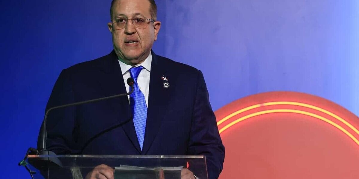 ministro explica paquete económico del Gobierno