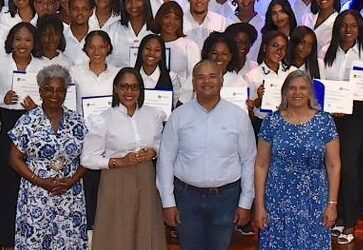 Jóvenes beneficiados por programa de becas
