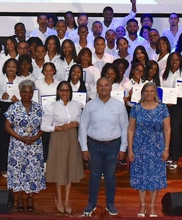 Jóvenes beneficiados por programa de becas