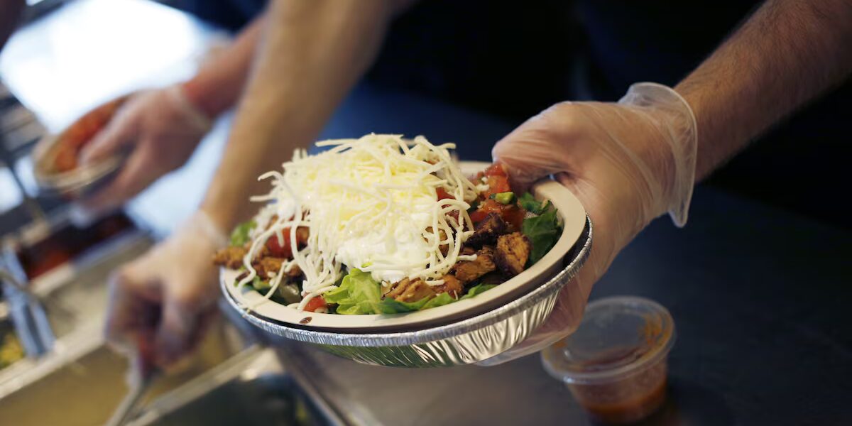 Chipotle llega a México con su primer local en Monterrey.