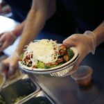 Chipotle llega a México con su primer local en Monterrey.