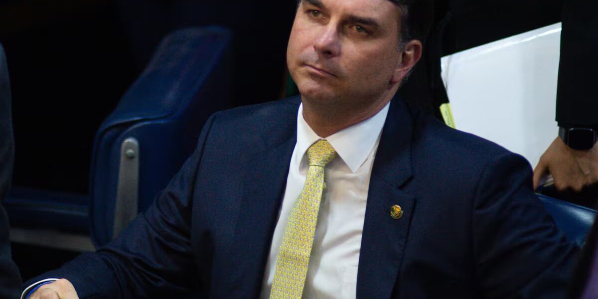 Flávio Bolsonaro restricciones judiciales afectan campaña