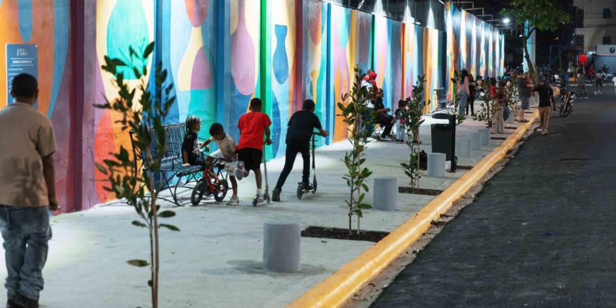 Parques lineales en RD transforman aceras