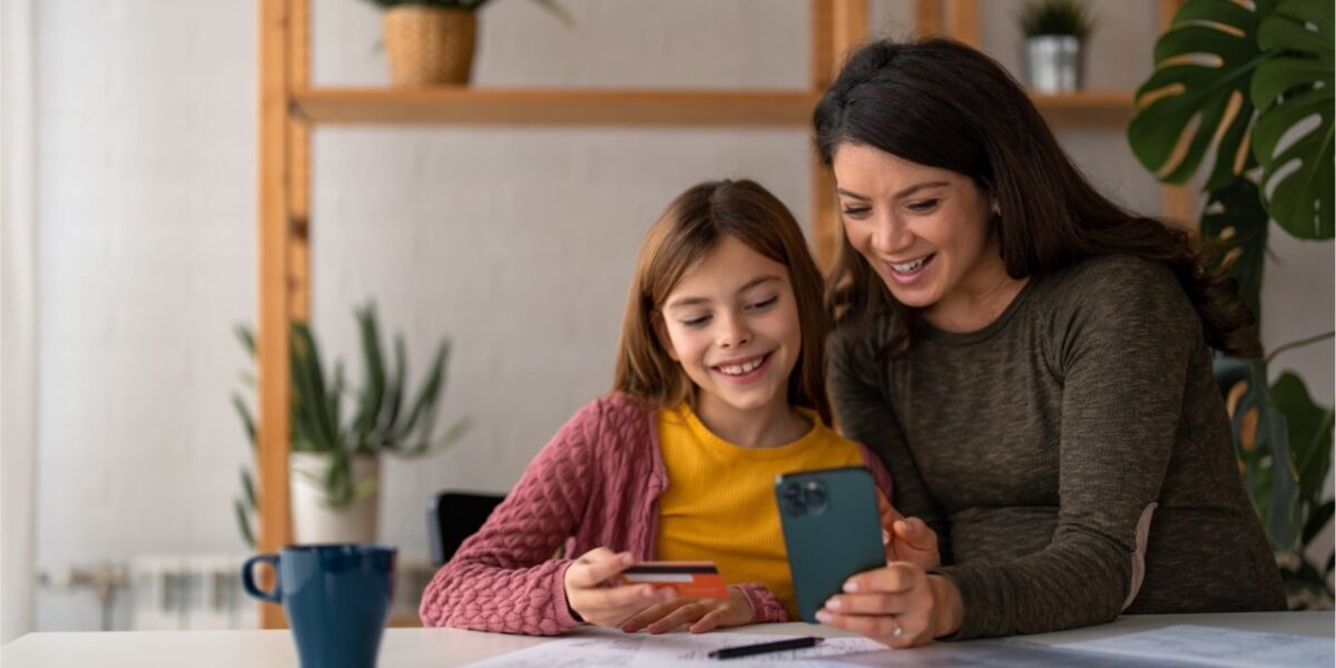 Niños aprendiendo que la tarjeta no tiene dinero infinito