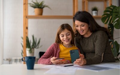 Niños aprendiendo que la tarjeta no tiene dinero infinito