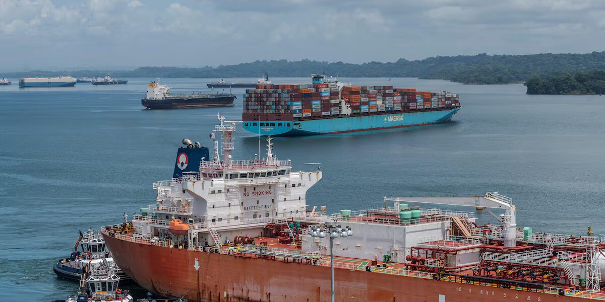 Buque en el Canal de Panamá pagando $4 millones