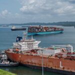 Buque en el Canal de Panamá pagando $4 millones