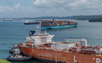 Buque en el Canal de Panamá pagando $4 millones