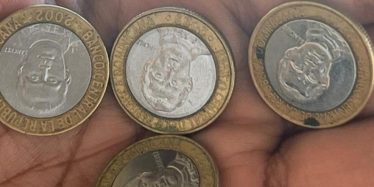 Monedas de peso dominicano apiladas.