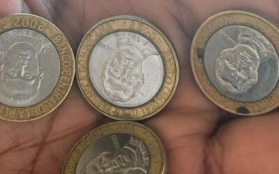 Monedas de peso dominicano apiladas.