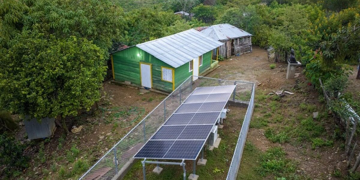 Paneles solares en Pedro Santana mejoran vidas rurales
