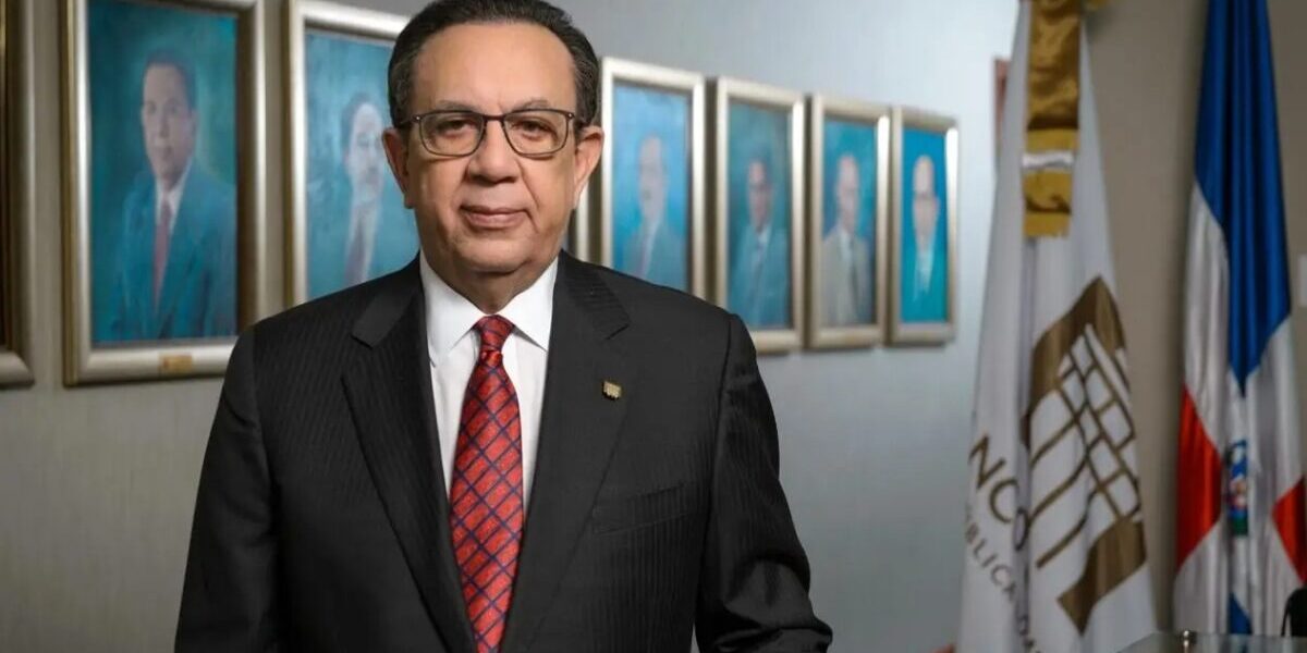 Héctor Valdez Albizu en el Banco Central observando la evolución tecnológica.
