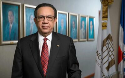 Héctor Valdez Albizu en el Banco Central observando la evolución tecnológica.