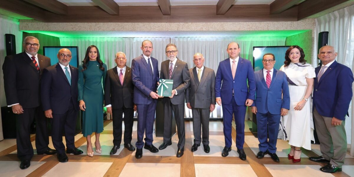 Homenaje a Edmundo Aja en Banco Caribe