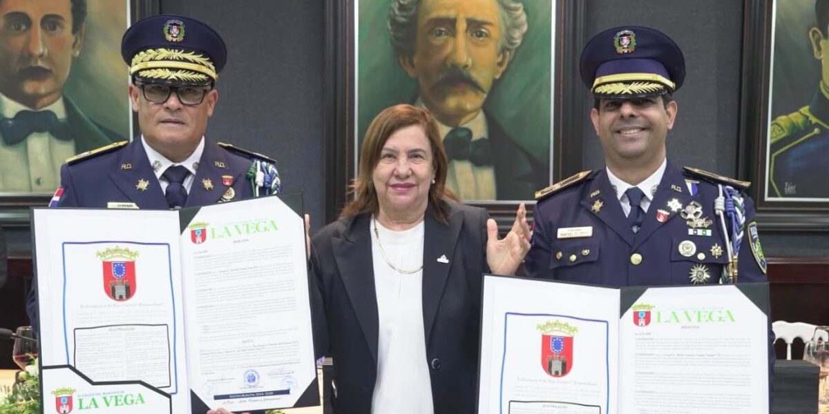 Homenaje en La Vega a oficiales distinguidos