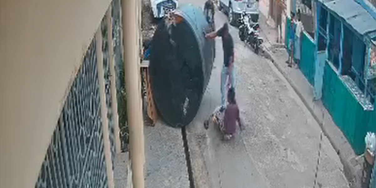 Mujer herida por tinaco en Los Platanitos