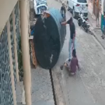 Mujer herida por tinaco en Los Platanitos